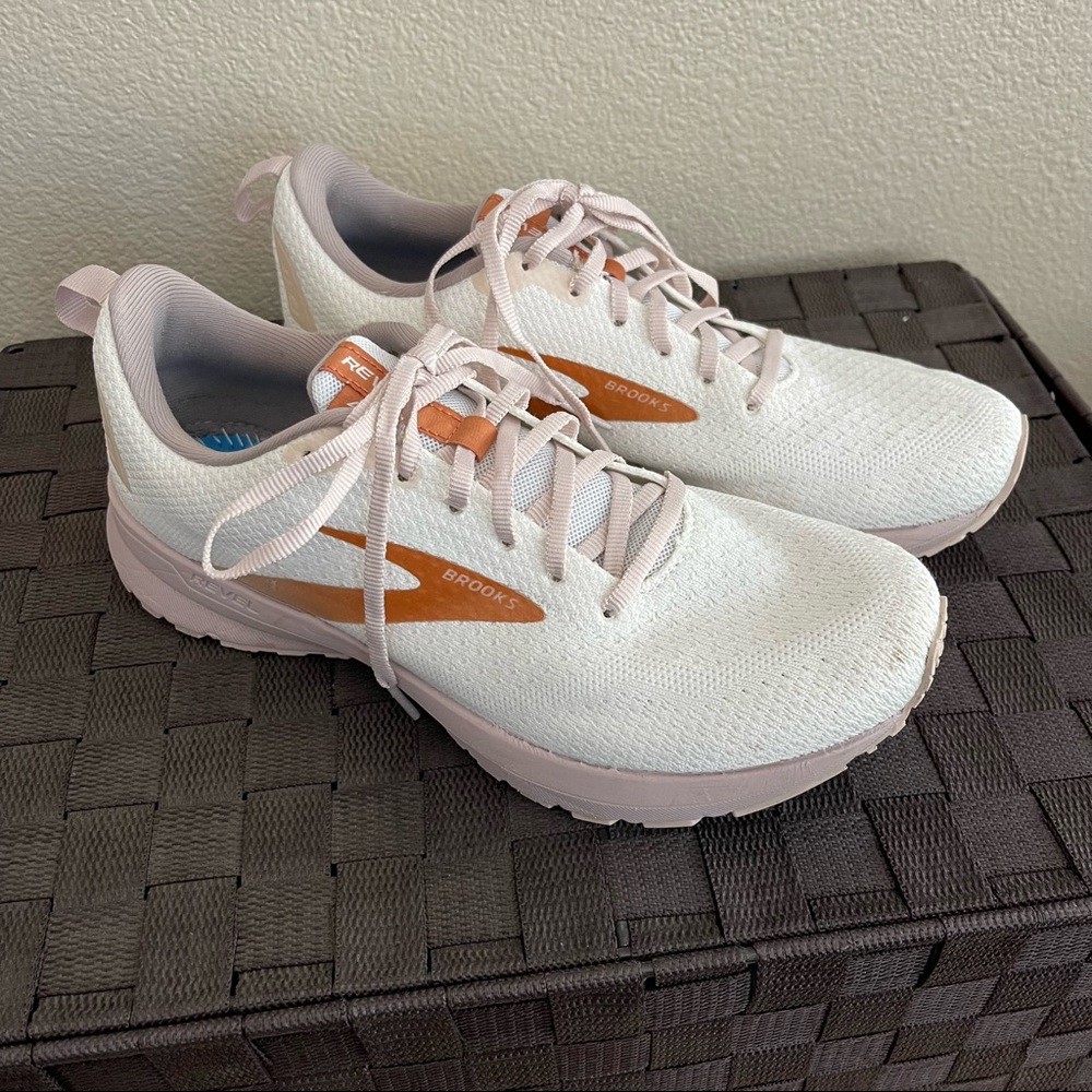 Brooks Woman’s Revel 4 White Running Shoes Size 9